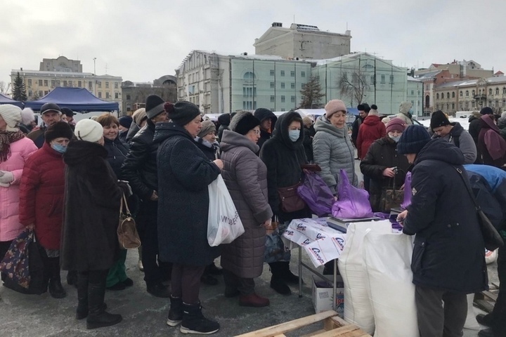 Сотни саратовцев выстроились в огромные очереди за сахаром на главной площади города под окнами правительства: с утра раскупили более 17 тонн