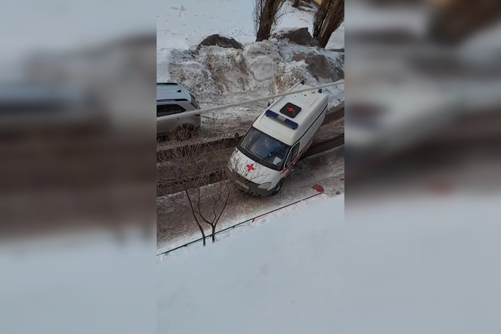 «Вот так чистят у нас дороги»: горожанка рассказала, что в Комсомольском посёлке со двора не могла выехать карета «скорой помощи»
