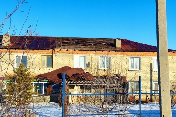 В Ершове из-за сильного ветра сорвало крышу дома, в котором живут 27 человек