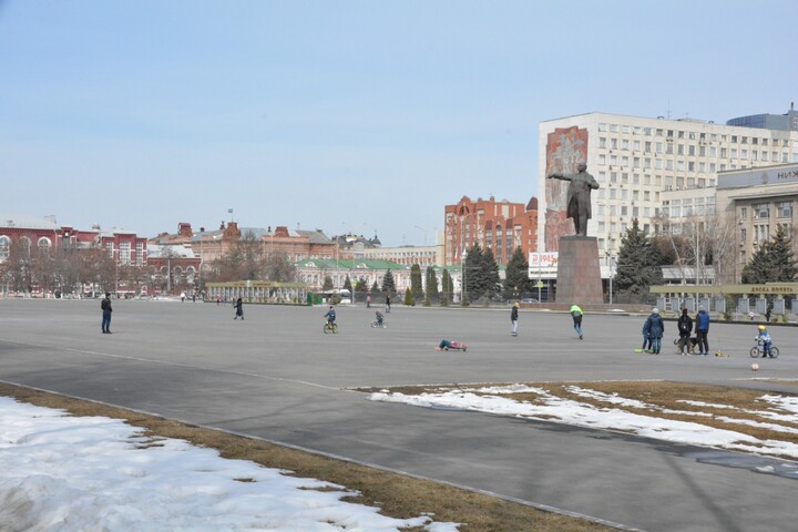 Ещё один саратовец оштрафован за дискредитацию российской армии на главной площади города