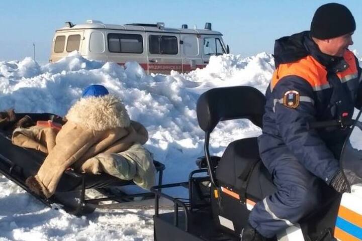 Спасатели эвакуировали из заметенного снегом села пенсионера, упавшего с лошади