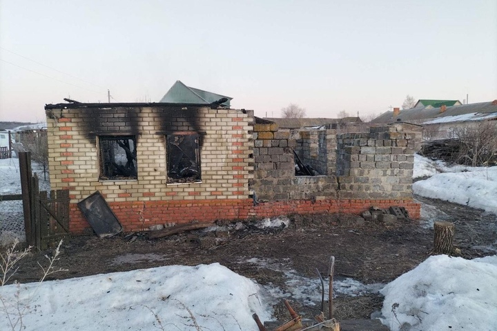 Ночью на пожаре в Лысогорском районе погибла пенсионерка
