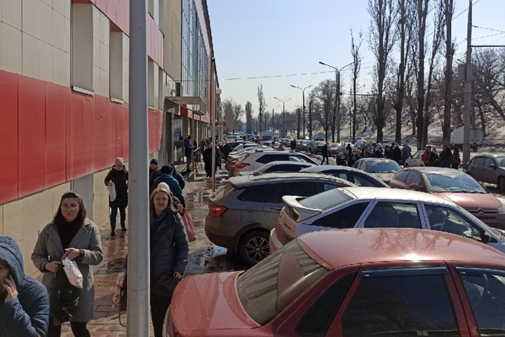 В Саратове второй день подряд эвакуируют торговый центр на проспекте Строителей