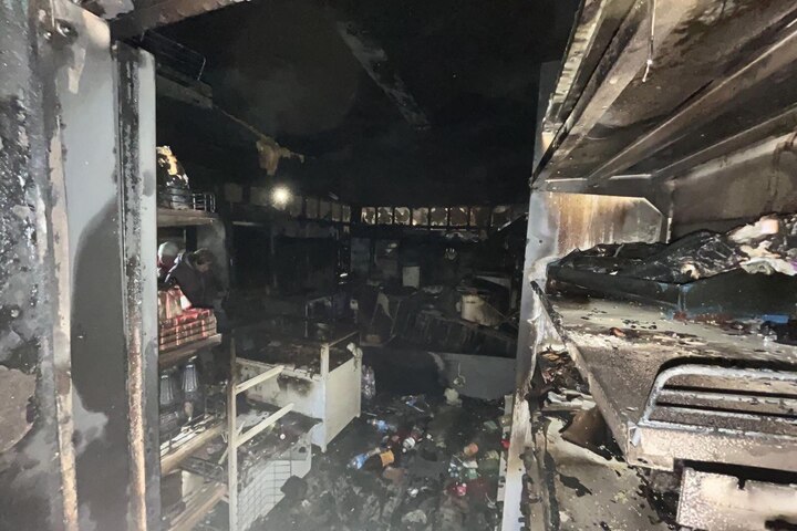 В Саратове огонь уничтожил продуктовый магазин: в зале остались только обгоревшие полки