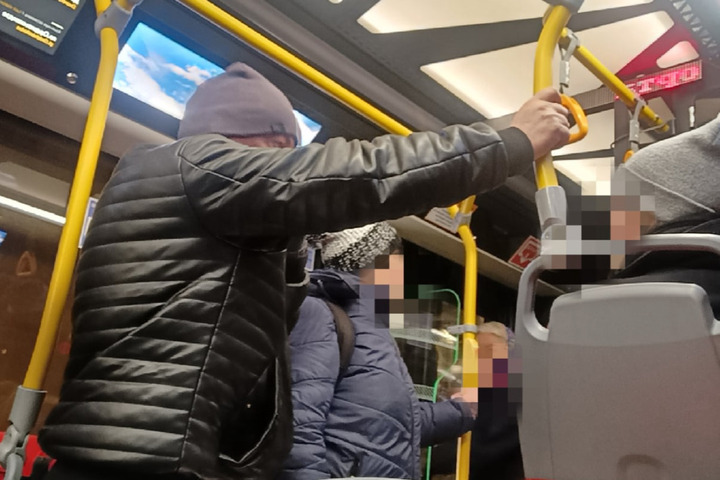 В Саратове пьяный мужчина в троллейбусе оскорблял пассажиров и угрожал им пистолетом