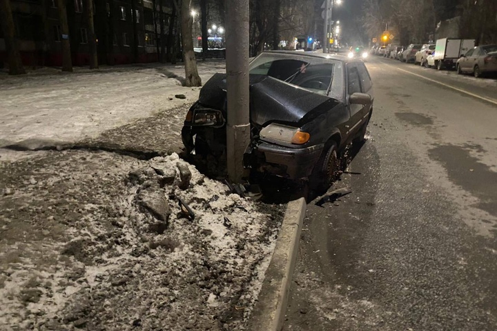 На Новоузенской водитель отечественной легковушки не справился с управлением и врезался в столб 
