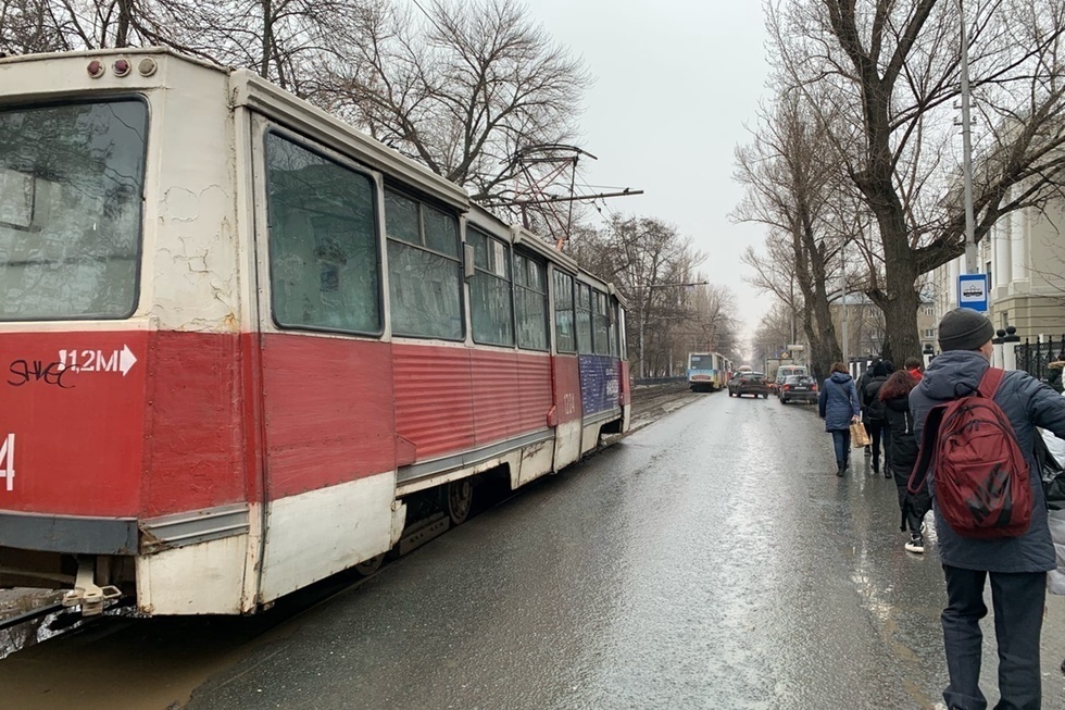 «Это когда-нибудь закончится?»: последний день марта для жителей Саратова начался с простоя трамвая двух популярных маршрутов