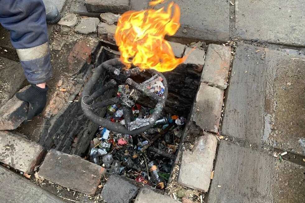 В Петровске неизвестные закидали «Вечный огонь» мусором