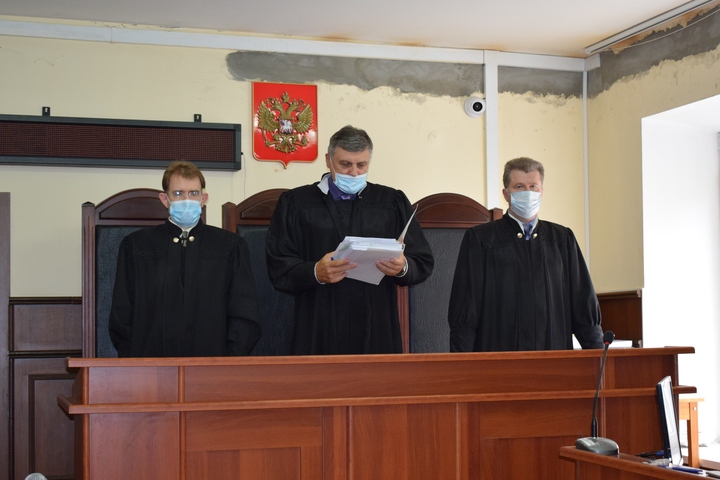Уволенный аппаратчик цеха через суд смог восстановиться в должности и взыскать с работодателя более 350 тысяч рублей