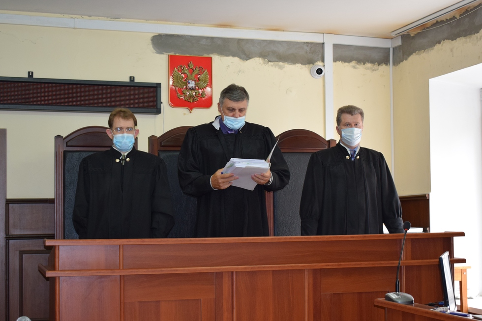 Уволенный аппаратчик цеха через суд смог восстановиться в должности и взыскать с работодателя более 350 тысяч рублей