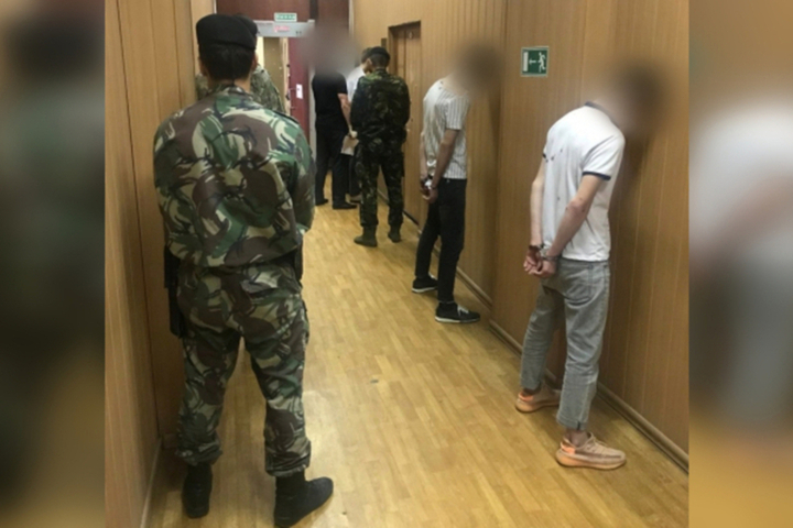 Перед судом предстанут пятеро молодых людей, которые на проспекте Кирова избили вмешавшихся в конфликт с прохожими полицейских