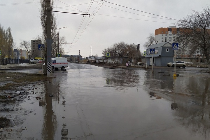 В Энгельсе «утонули» дороги рядом с роддомом и станцией «скорой помощи», улица Космонавтов накануне 12 апреля разрушена