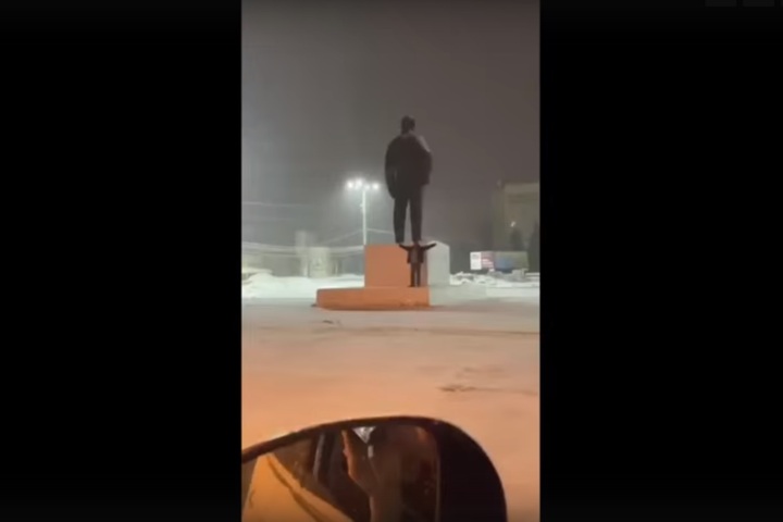 «Контролировать высказывания был не в состоянии»: житель села, арестованный на 12 суток за угрозы президенту, рассказал, что среди ночи ехал в райцентр за алкоголем, а попал на площадь к памятнику Ленину