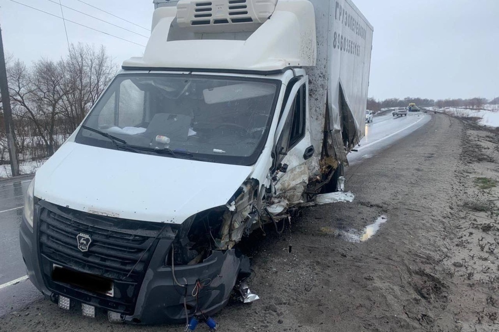 На трассе в Балашовском районе столкнулись иномарка и «ГАЗель»: одному из водителей потребовалась госпитализация