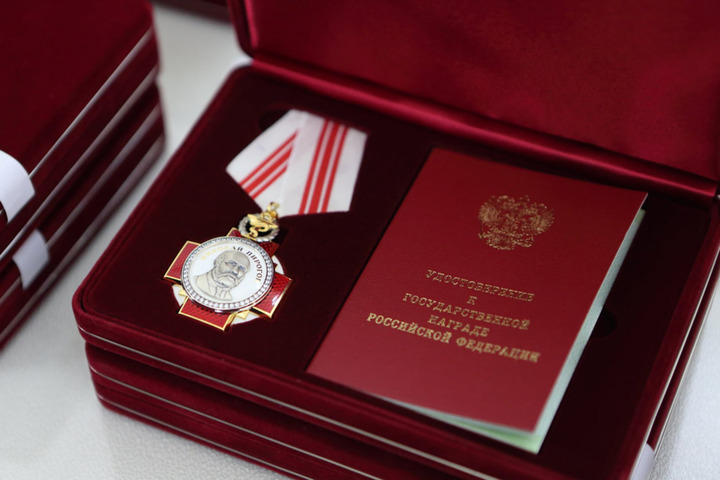 По указу Владимира Путина четыре медика Саратовской области получат ордена, один — медаль, а три — почетные звания (одна врач награждена посмертно)
