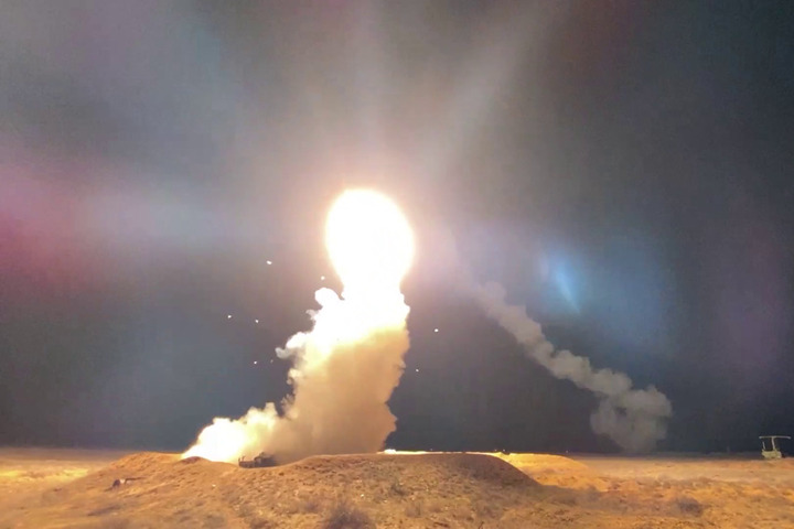 Саратовские зенитчики провели ночные пуски ракет и отразили «налет средств воздушного нападения противника»: видео