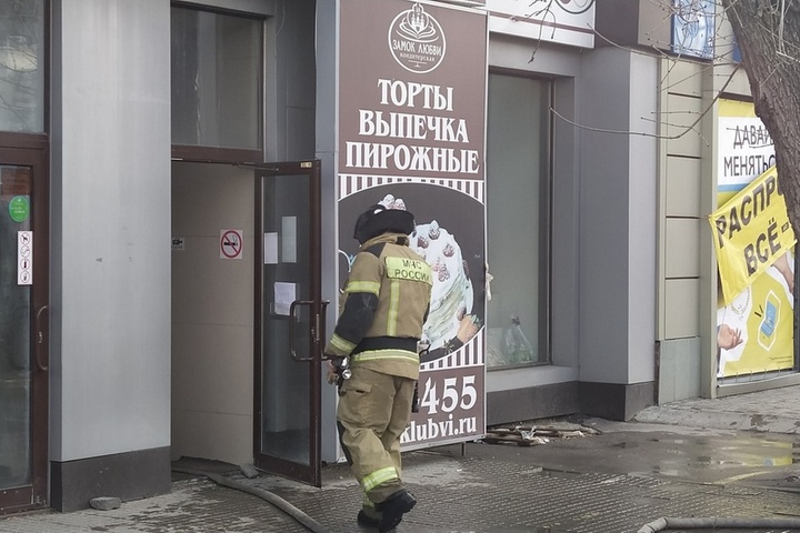 Утром на центральной площади Энгельса пожарные тушили магазин одежды: фото с места ЧП
