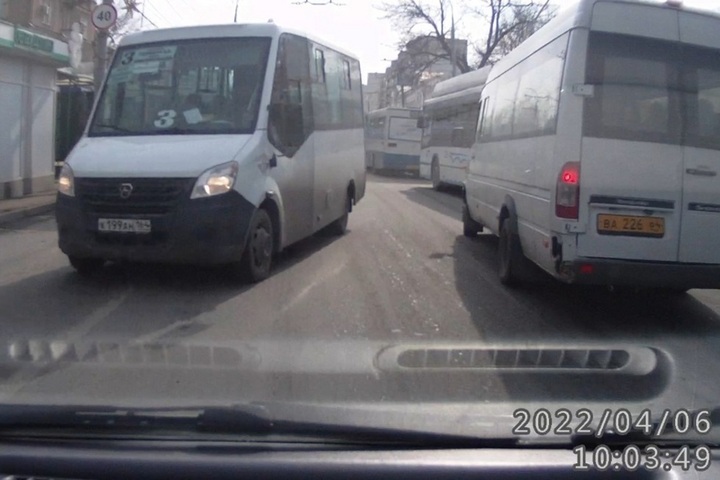 На Московской водитель маршрутки выехал на «встречку», едва не устроив ДТП