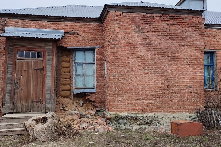 Очевидец: в селе Синенькие продолжает обрушаться здание ФАПа, которое обещали восстановить после прошлогоднего ЧП