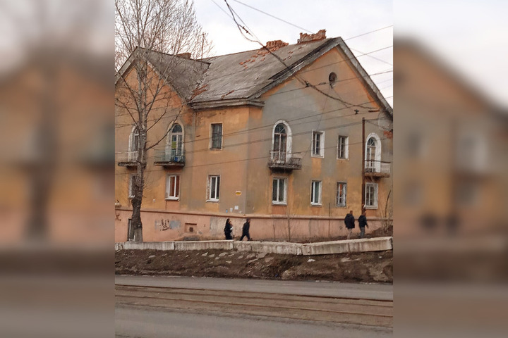 Горожан напугали осыпающиеся кирпичи на крыше дома в Заводском районе