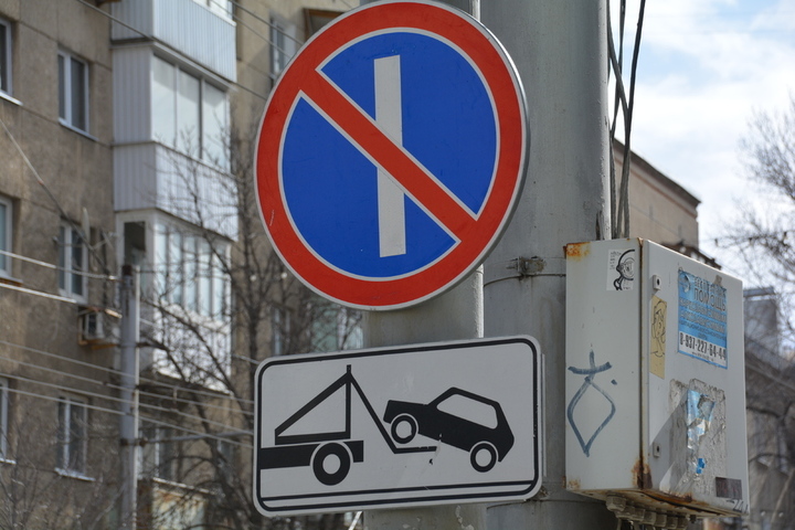 В Саратове уже неделю не убирают запрещающие парковку знаки, установленные на зиму для уборки снега