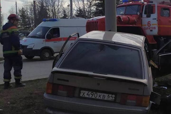 В Заводском районе водитель ВАЗа протаранил столб: один человек погиб, пятеро пострадали