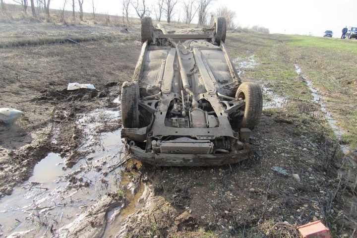 На трассе в Дергачевском районе водитель иномарки опрокинулся в кювет и погиб