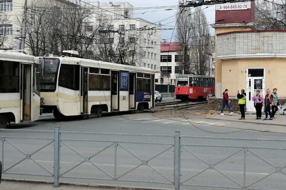 Коллапс в центре Саратова. Остановилось движение по шести трамвайным и троллейбусным маршрутам, жители опасаются оборвавшихся проводов