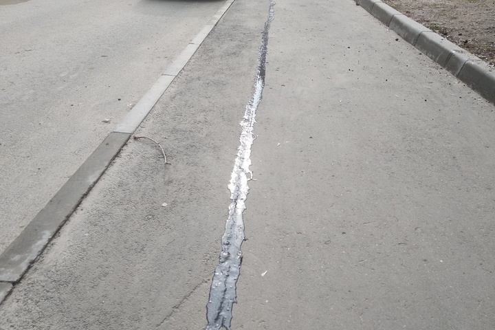 «Долго ли это продержится?»: трещины в тротуарах на Шелковичной, на состояние которых уже жаловались горожане, залили гудроном 