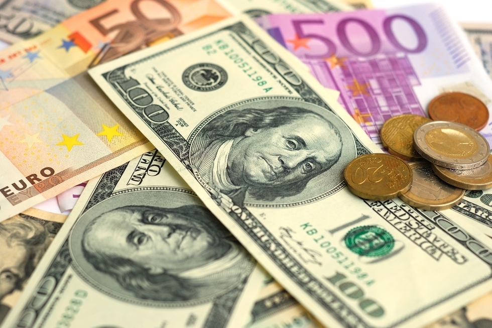 Россиянам снова разрешили покупать доллары и евро в банках