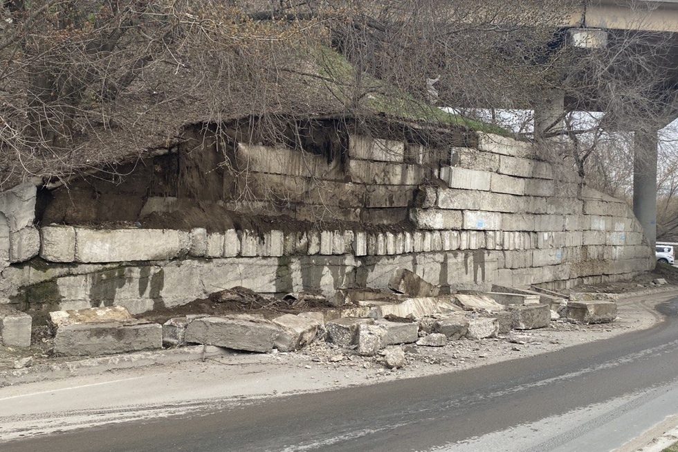 В Саратове обрушилась подпорная стена автомобильного моста