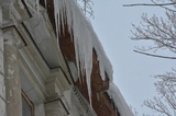 С крыши дома на Московской на девятилетнюю девочку упала глыба льда: за это управляющая компания заплатит 10 тысяч рублей