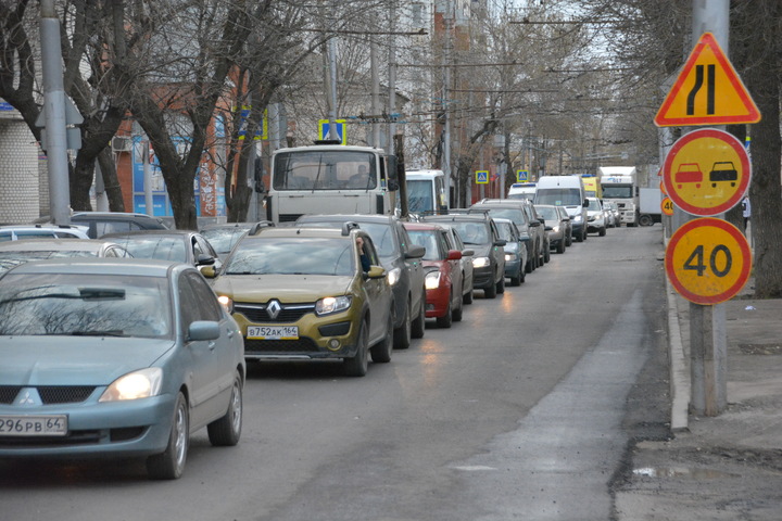 Из-за одновременного ремонта двух улиц автолюбители вторую неделю стоят в пробках перед мостом Саратов-Энгельс