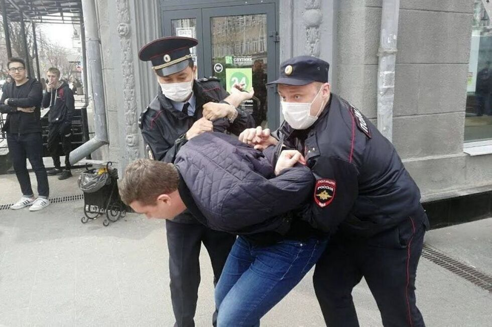 Полиция задержала саратовского депутата перед заседанием думы, где выступает с отчетом губернатор