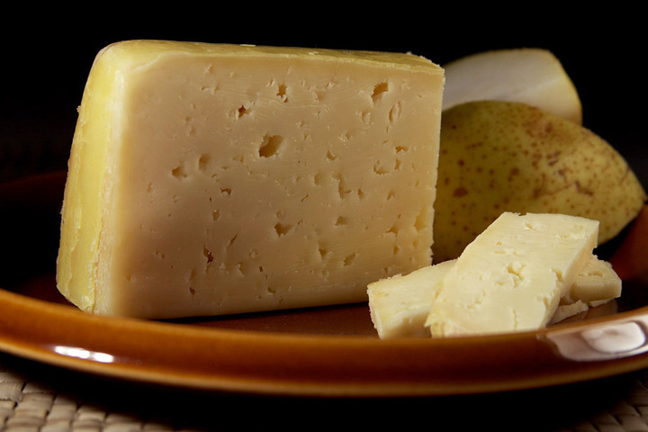 Проверка дешевого сыра: в каких марках нашли кишечную палочку, антибиотики, нитраты и растительные жиры