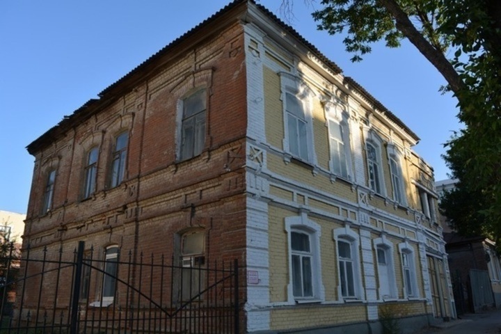 Власти пытаются найти желающих получить 30,5 миллиона рублей на ремонт старинного особняка в Саратове (ранее подрядчиков подозревали в том, что они зажрались)