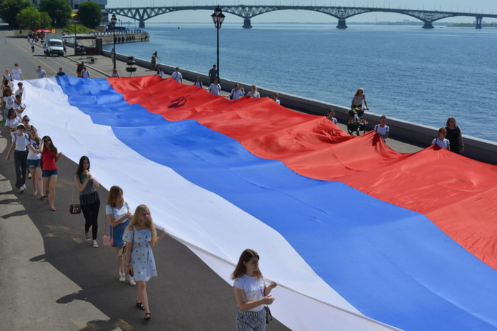 Президент РФ одобрил идею начинать учебные недели в школах с поднятия флага и исполнения гимна