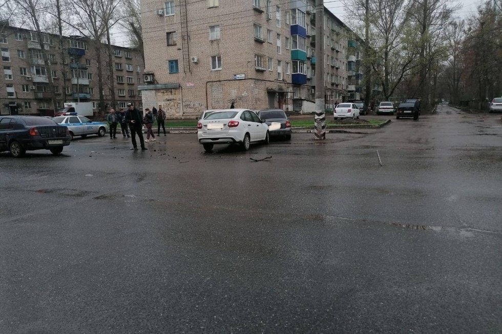 После столкновения отечественной легковушки и иномарки в Балаково оба водителя оказались в больнице