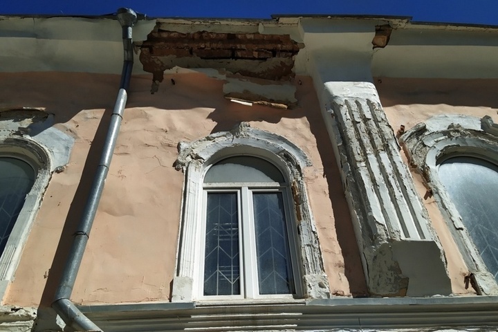 На проспекте Столыпина отвалился кусок фасада памятника архитектуры