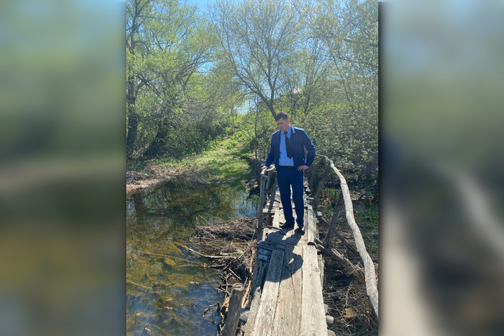 «Это, конечно, ужас»: прокурор посетил черноморский мост, по которому с риском для жизни ходят сельчане с детьми (и снял это на видео)