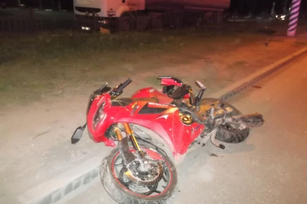 В Энгельсе мотоцикл протаранил ограждение АЗС: есть погибшие