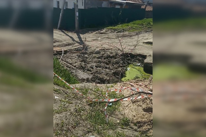 «Посреди перекрестка у нас болото»: горожанка пожаловалась на яму на проезжей части в Заводском районе