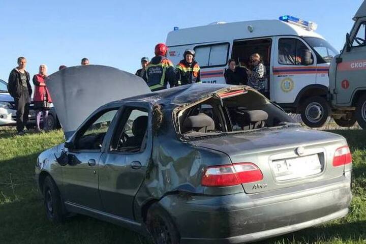 В Татищевском районе опрокинулся автомобиль: погибла девочка-подросток, еще троих несовершеннолетних пассажирок госпитализировали