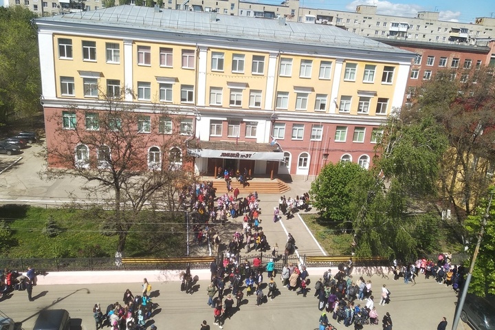 Во всех школах Саратова приостановили занятия из-за проверок экстренных служб