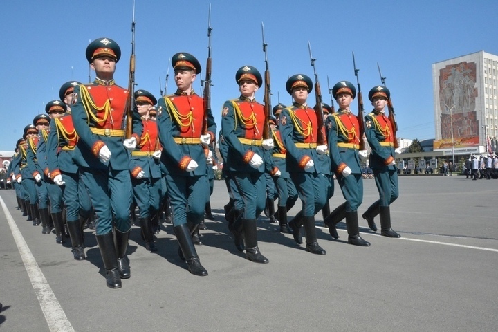 Ветераны и тысячи саратовцев очно увидели торжественное прохождение войск на Театральной площади