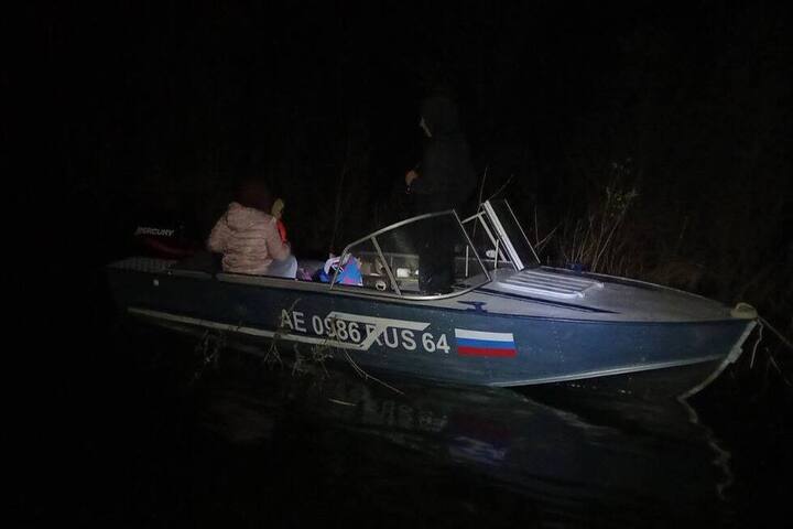 Семилетний ребенок, мужчина и женщина застряли посреди Волги на сломавшейся лодке