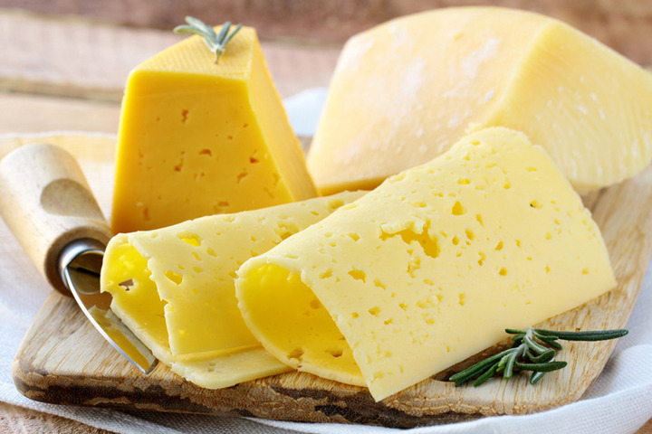 Эксперты проверили один из самых популярных у россиян видов недорогого сыра: лучшие и худшие марки