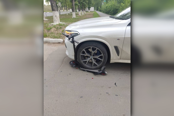 В Балаково иномарка сбила подростков на электросамокате