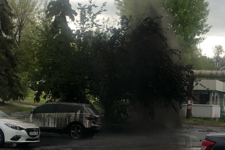 «Нефть!»: в Заводском районе забил фонтан черной воды (видео)