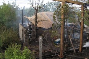 На пожаре в Балаково серьезно пострадал пенсионер, он госпитализирован с ожогами третьей степени